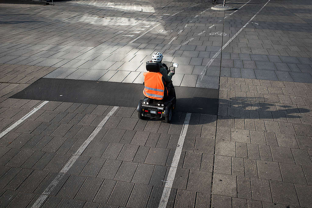 Wheelchair User on Cycle Lane. © Chris Grodotzki / Greenpeace