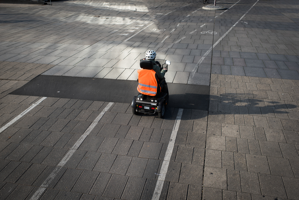 Wheelchair User on Cycle Lane. © Chris Grodotzki / Greenpeace