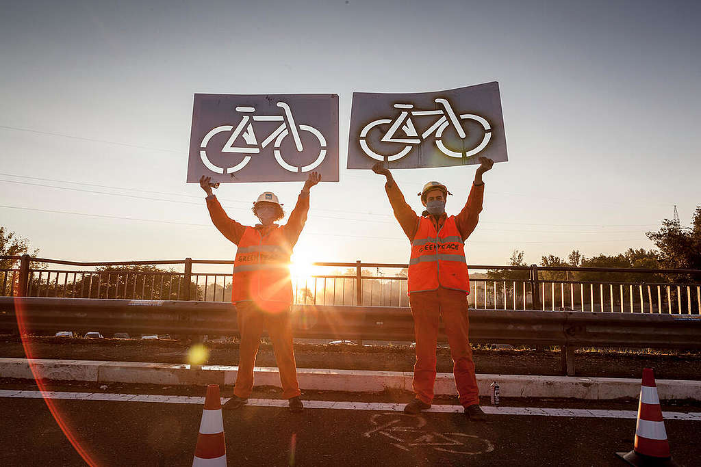 Urban Mobility Action in Rome. © Francesco Alesi / Greenpeace Urban Mobility Action in Rome. © Francesco Alesi / Greenpeace