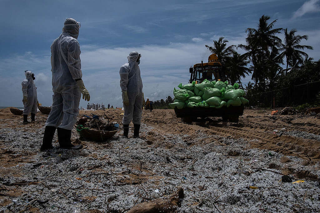 Microplastic Cleanup after X-Press-Pearl Accident in Sri Lanka. © Tashiya de Mel / Greenpeace Microplastic Cleanup after X-Press-Pearl Accident in Sri Lanka. © Tashiya de Mel / Greenpeace