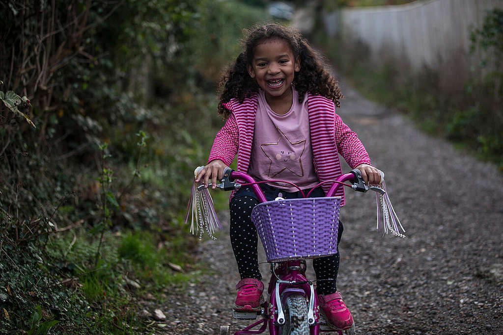 Cycling in the UK. © Elizabeth Dalziel / Greenpeace