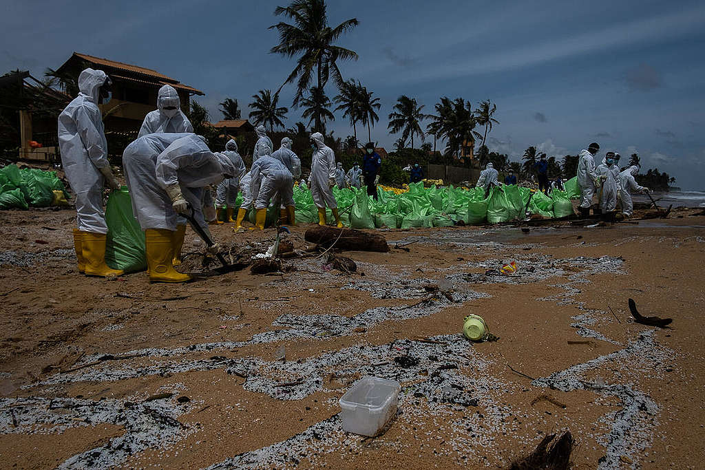 Microplastic Cleanup after X-Press-Pearl Accident in Sri Lanka. © Tashiya de Mel / Greenpeace Microplastic Cleanup after X-Press-Pearl Accident in Sri Lanka. © Tashiya de Mel / Greenpeace