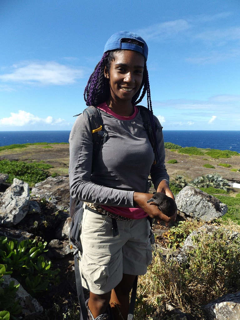 Aurelie Hector holds a seabird © Aurelie Hector