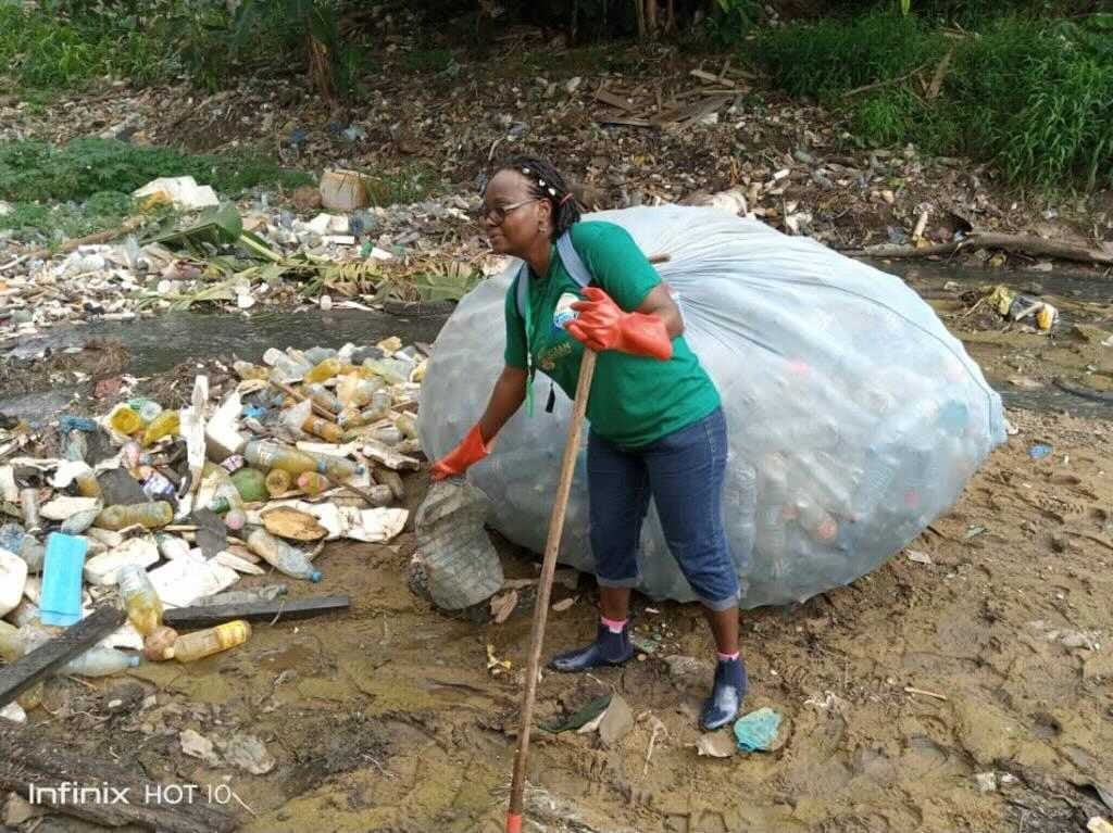 Image showing Nathalie Wamja, a Greenpeace Africa volunteer cleaning up plastic. © Nathalie Wamja / Greenpeace Africa Image showing Nathalie Wamja, a Greenpeace Africa volunteer based in Douala, Cameroon cleaning up plastic and actively fighting against the consequences of plastic pollution and floods.