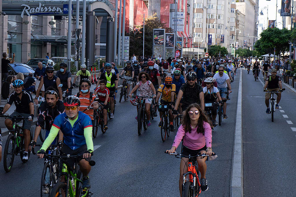 Greenpeace Romania Joins the Cyclists' March in Bucharest. © George Topoleanu / Greenpeace