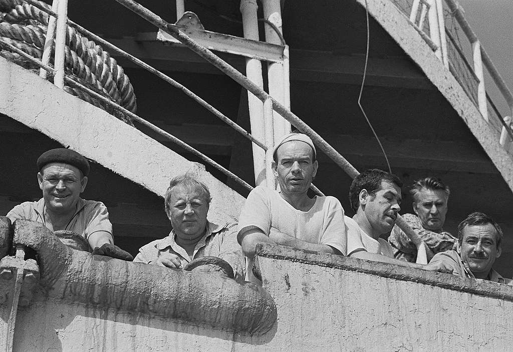 Russian whaling crew on board the Dalnyi Vostok, 1975. © Greenpeace / Rex Weyler