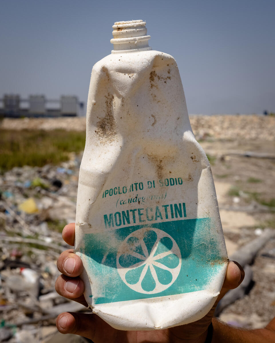 Montecatini bleach bottle on the beach in Brindisi, Italy. © Greenpeace / Lorenzo Moscia