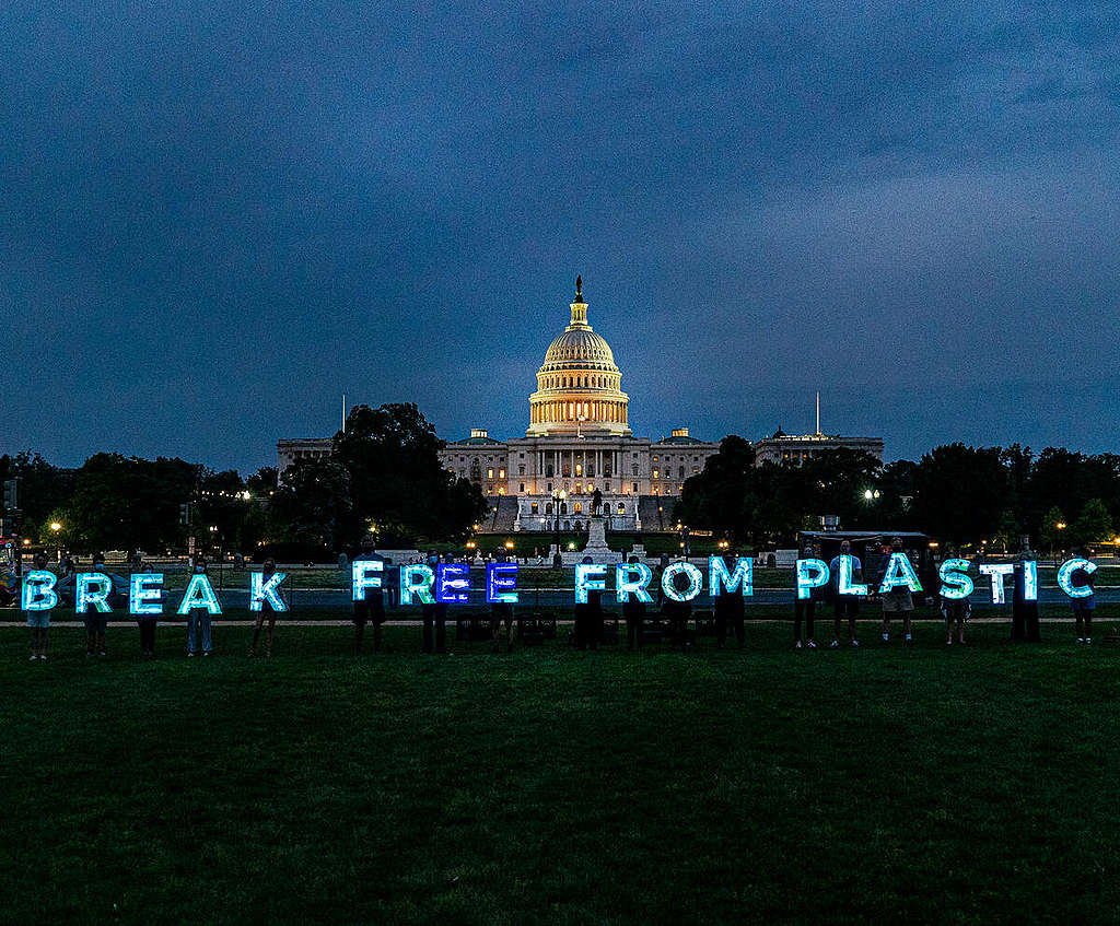 Break Free from Plastics Lights Up in Washington D.C. © Tim Aubry / Greenpeace