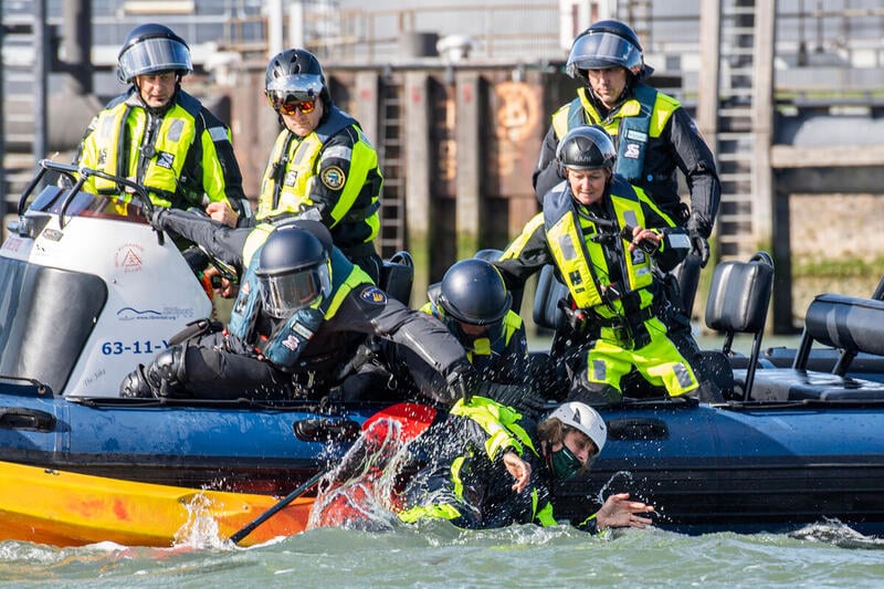 Greenpeace NL Blocks Oil Terminal and Launches Bid to Ban Fossil Fuel Ads in EuropeGreenpeace Nederland en activisten uit Europa blokkeren toegang tot de Tweede Petroleumhaven in Pernis