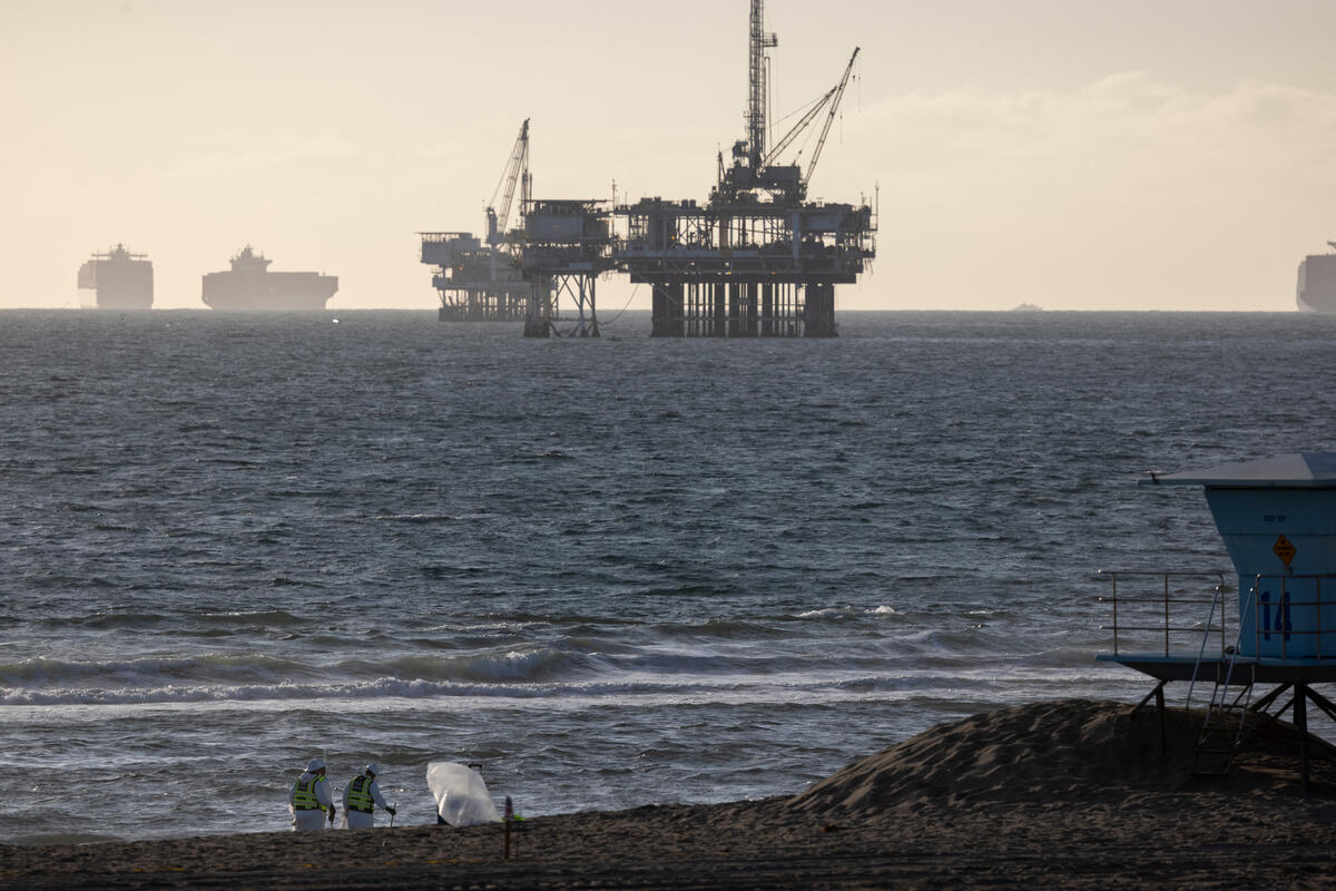 Oil Spill on Huntington Beach, California. © David McNew / Greenpeace