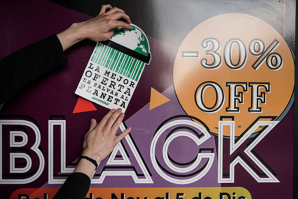 Advertising Hack on Black Friday in Bogotá. © Nathalia Angarita / Greenpeace