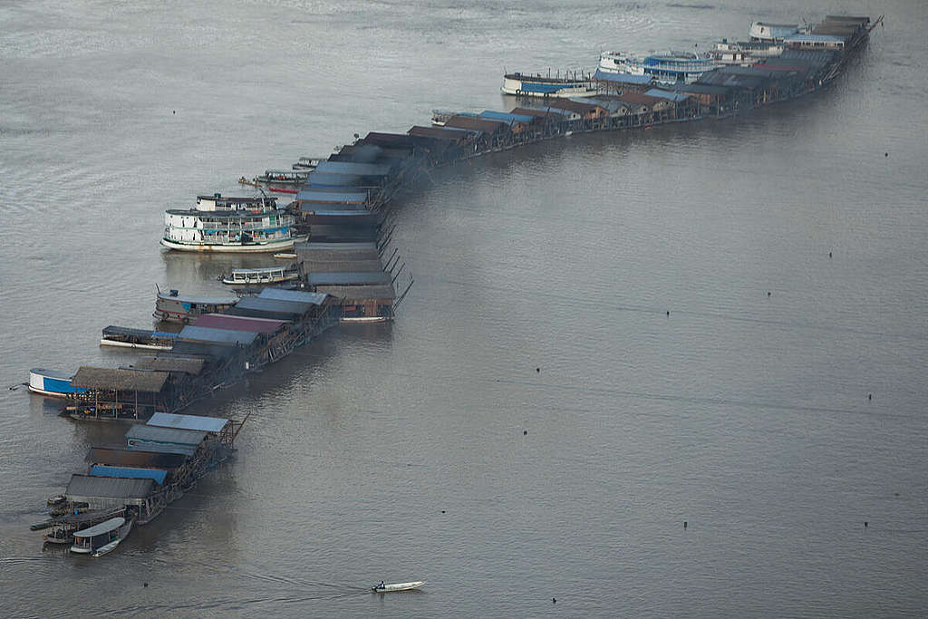 Gold Mining Rafts in the Madeira River in the Amazon in Brazil. © Bruno Kelly / Greenpeace