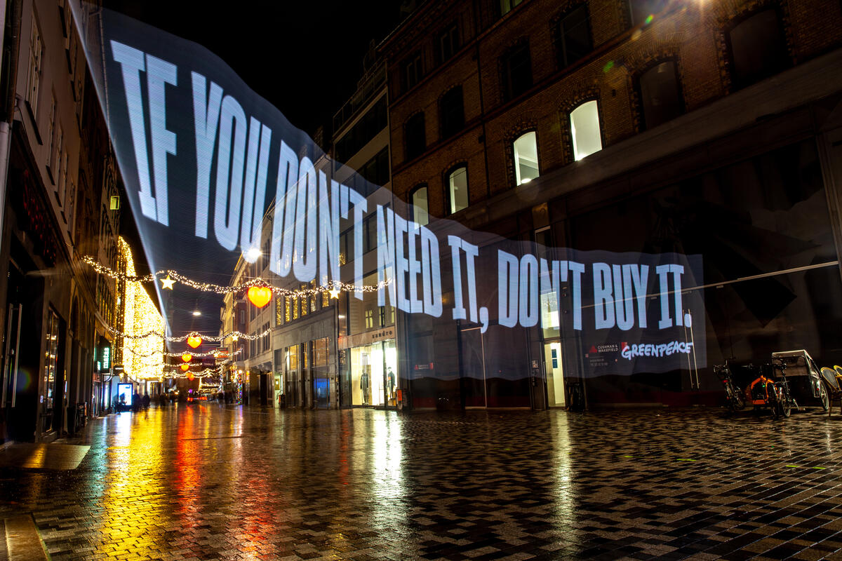 Black Friday Light Painting in Copenhagen. © Greenpeace / Michael Hedelain