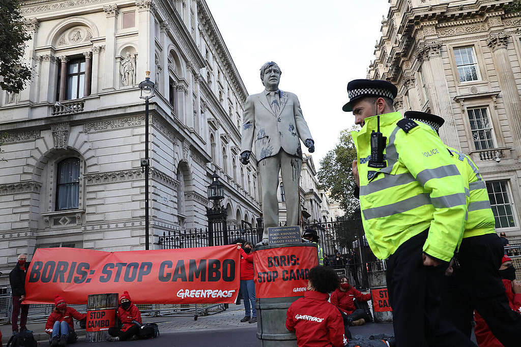 Activists Block Downing St in London with Statue of Boris Johnson. © Suzanne Plunkett / Greenpeace