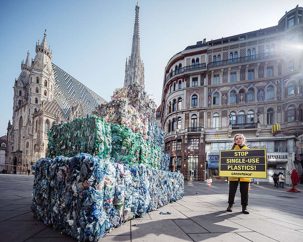 "Plastikberg" - Action with Plastic Mountain in Vienna. © Mitja  Kobal / Greenpeace