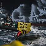 Activists Block Gas Tanker in Sagunto, Spain. © Pedro Armestre / Greenpeace