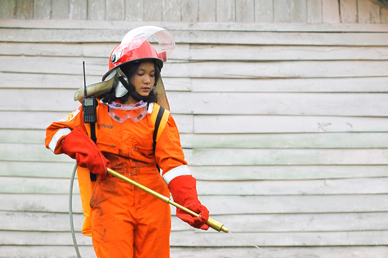 Dwi Agustya Ningrum wears a full gear set during training with the Forest Fire Fighter and Prevention team in Teluk Meranti, Riau. © Afriadi Hikmal / Greenpeace Dwi Agustya Ningrum wears a full gear set during training with the Forest Fire Fighter and Prevention team in Teluk Meranti, Riau. © Afriadi Hikmal / Greenpeace