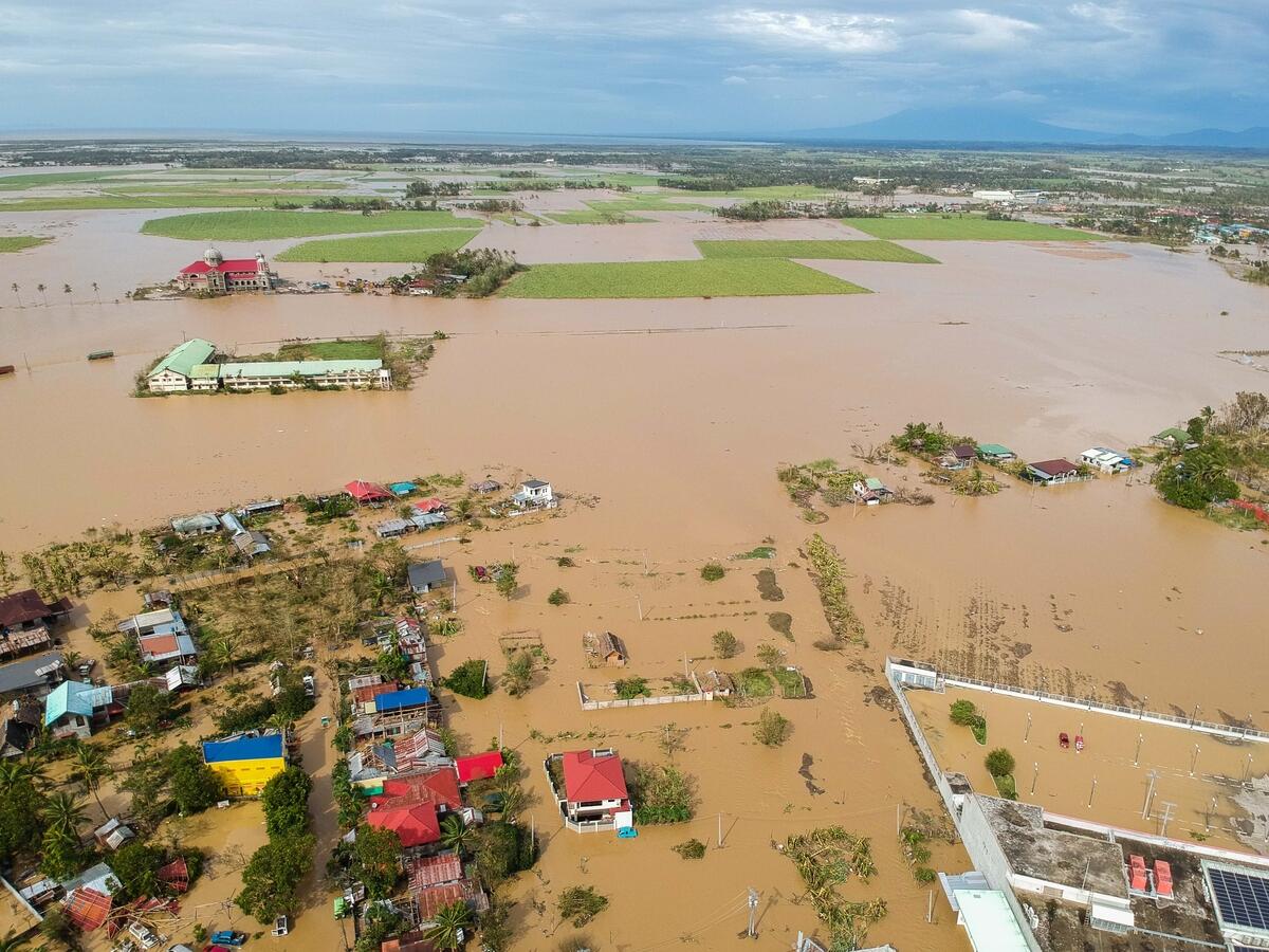 Super Typhoon Rai Aftermath in Kabankalan City. © Dave Bingkian