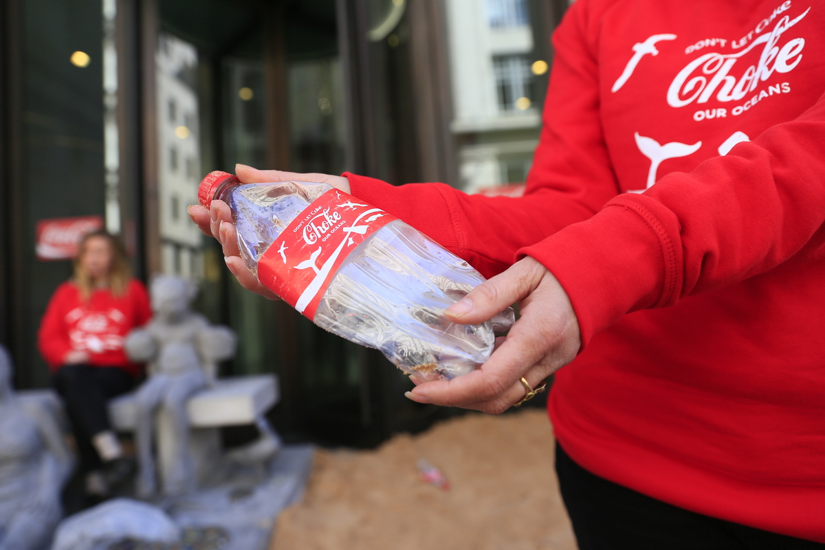 Coca-Cola Receive Ocean Plastic Pollution Sculpture in London. © Jiri Rezac / Greenpeace