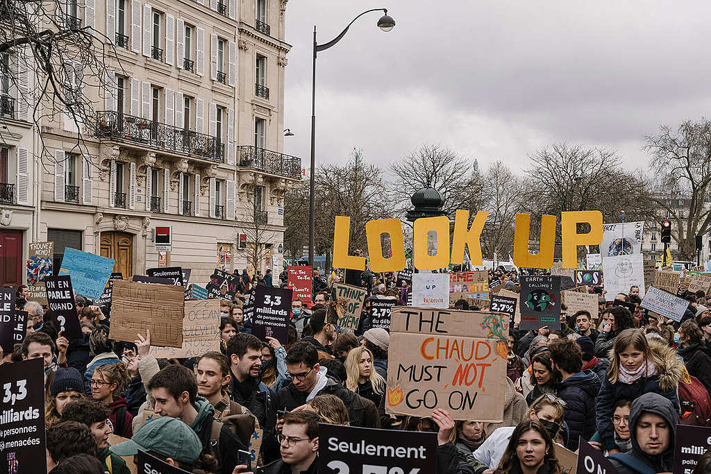 "Look up!" Demonstration for Climate and Social Justice in  Paris. © Denis Meyer / Greenpeace