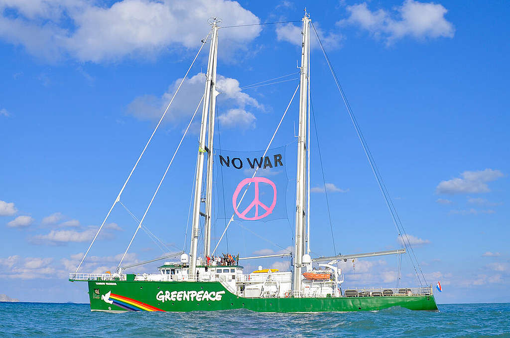 No War Banner on the Rainbow Warrior in Ionian Sea. © Nicoletta Zarifi / Greenpeace