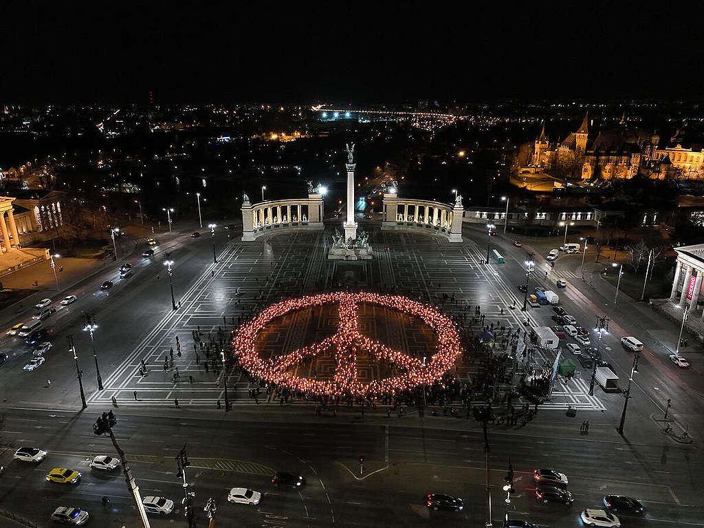 Peace Sign in Heroes' Square, Budapest to Protest Against The War. © Greenpeace