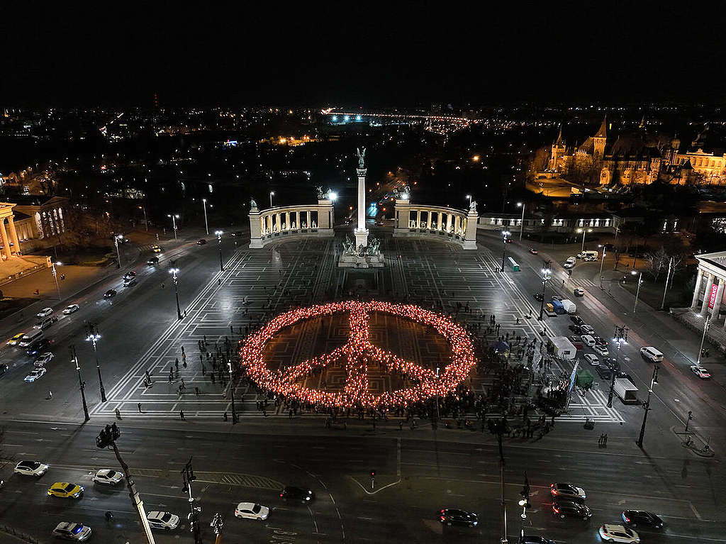 Peace Sign in Heroes' Square, Budapest to Protest Against The War. © Greenpeace Peace Sign in Heroes' Square, Budapest to Protest Against The War. © Greenpeace