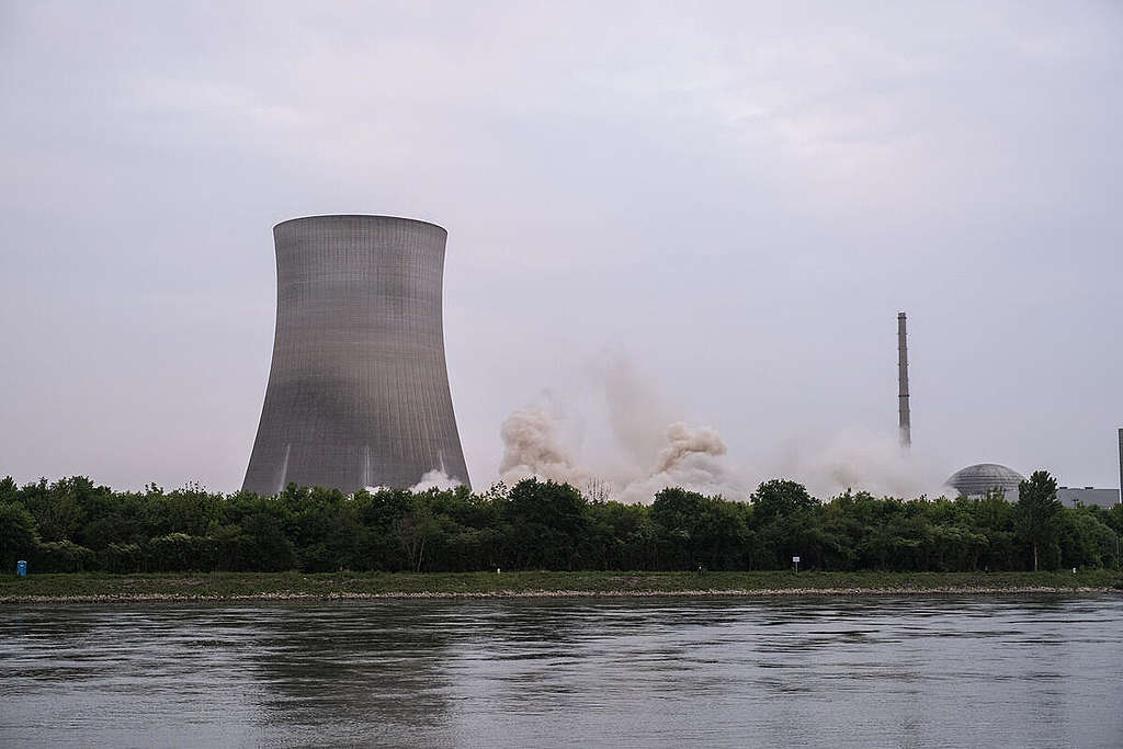 Demolition of the Cooling Towers at NPP Philippsburg. © Bernd Hartung / Greenpeace