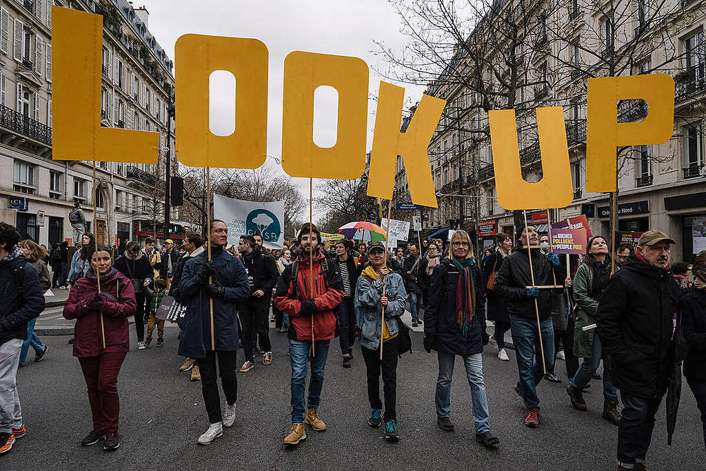 "Look up!" Demonstration for Climate and Social Justice in  Paris. © Denis Meyer / Greenpeace