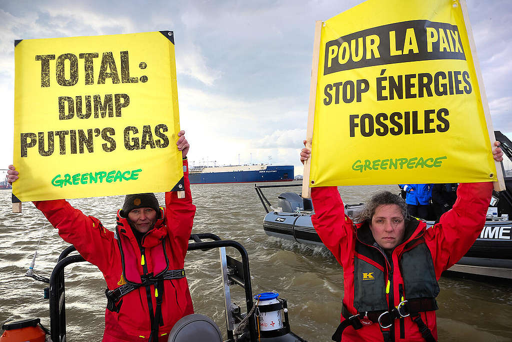 Greenpeace France Denounces the Arrival of LNG Carrier from Russia. © Jean Nicholas Guillo / Greenpeace Greenpeace France Denounces the Arrival of LNG Carrier from Russia. © Jean Nicholas Guillo / Greenpeace