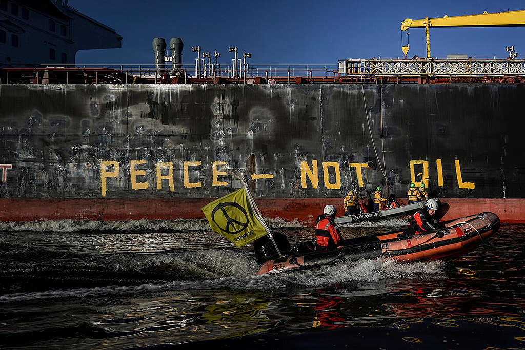 "Peace - Not Oil” Protest in Bremen. © Axel Heimken / Greenpeace