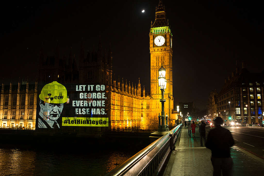 Nuclear Projection on UK Parliament in London. © Samuel Keyte / Greenpeace