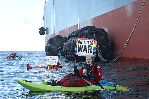 Greenpeace activists from Denmark, Sweden, Norway, Finland and Russia have begun a blockade of a transshipment of Russian oil at sea in northern Denmark.