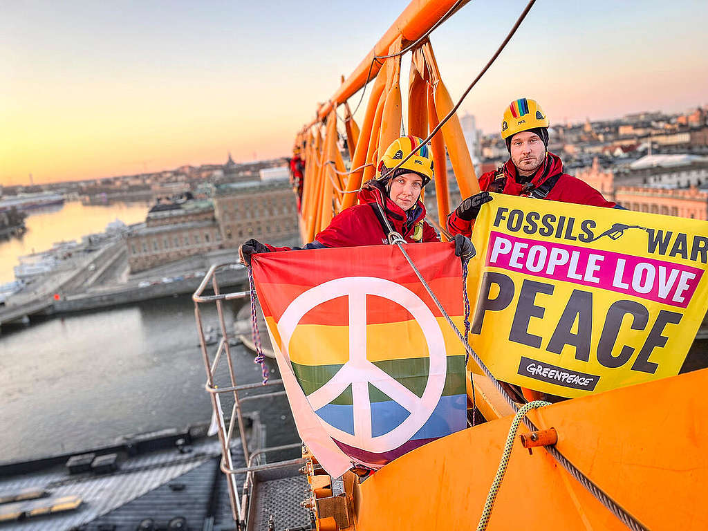 Peaceful Protest on top of a Construction Crane overlooking the Swedish parliament. © Greenpeace / Christian Åslund Peaceful Protest on top of a Construction Crane overlooking the Swedish parliament. © Greenpeace / Christian Åslund