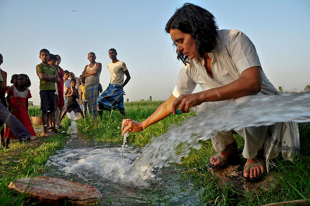 ecolecta muestras de agua en el pueblo de Barchhibigha en Giriak Block, distrito de Nalanda.