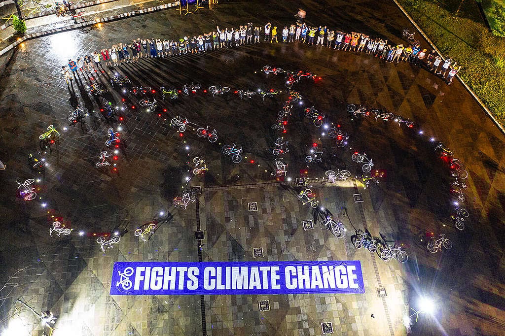 Bike Banner Night Ride in Jakarta. © Rivan Hanggarai / Greenpeace Bike Banner Night Ride in Jakarta. © Rivan Hanggarai / Greenpeace