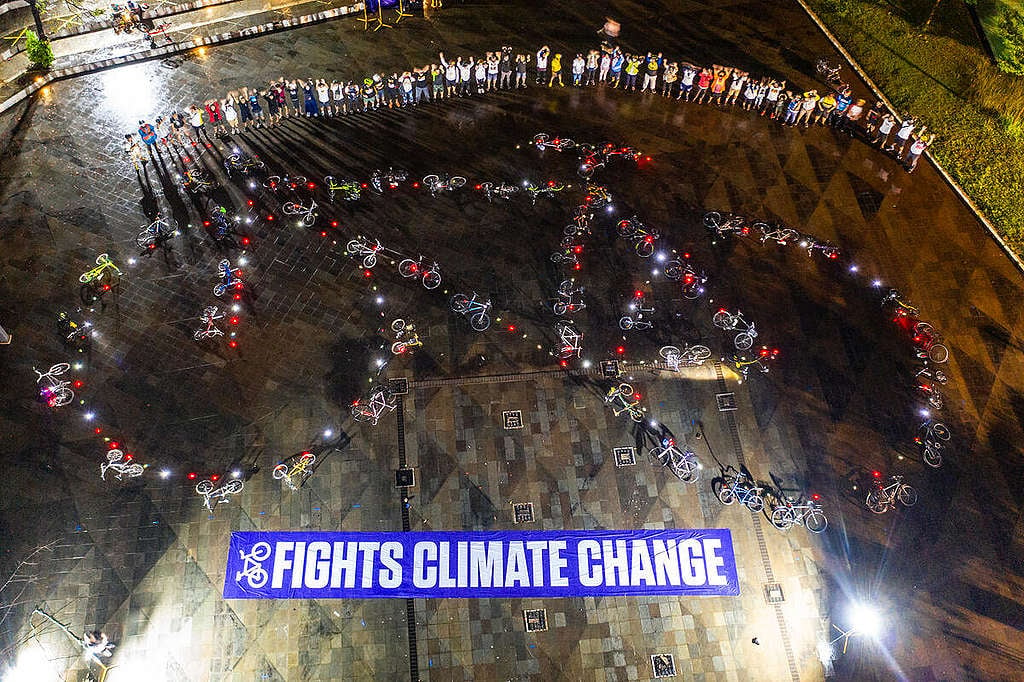 Bike Banner Night Ride en Yakarta. © Rivan Hanggarai / Greenpeace