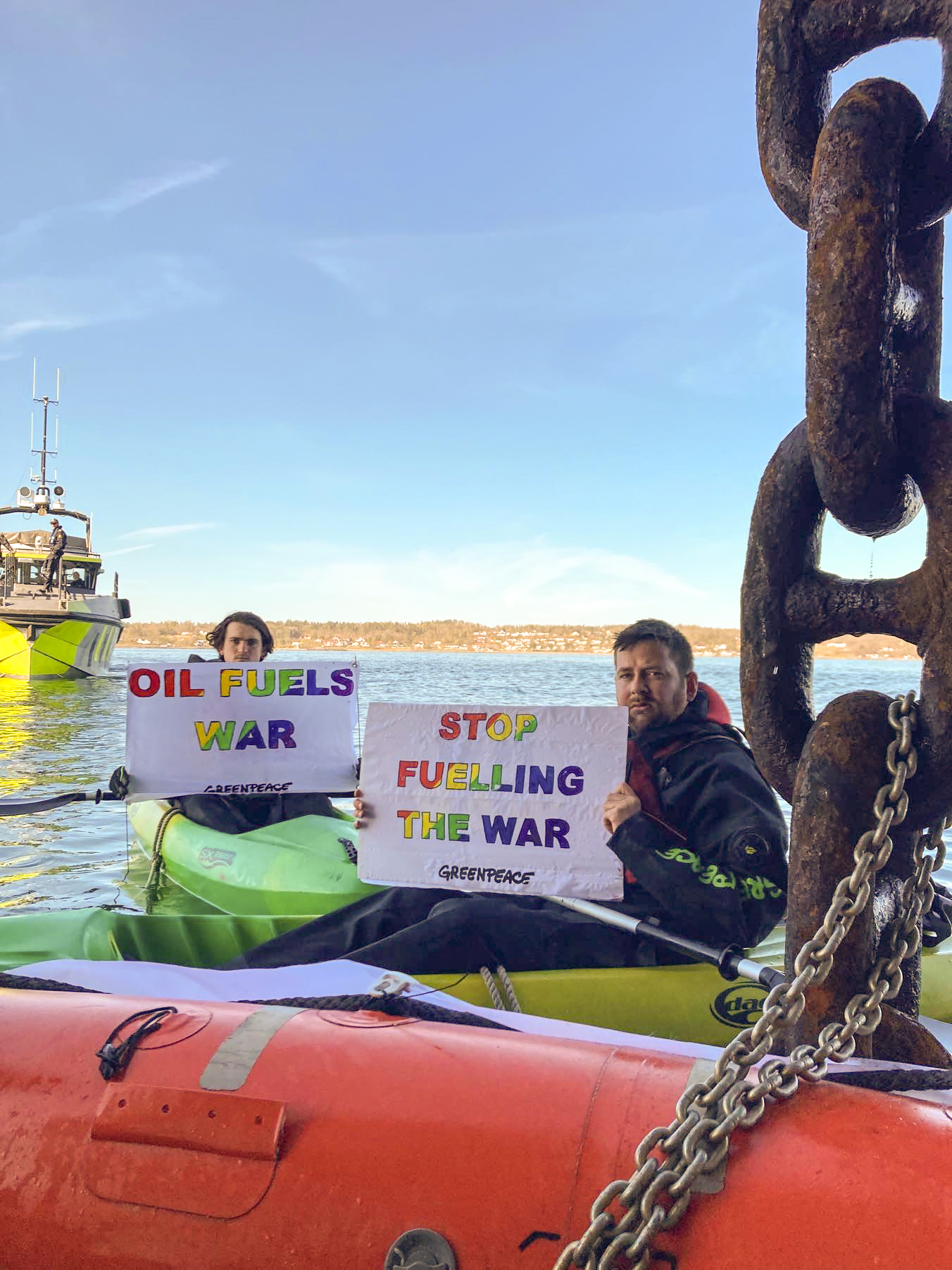 Greenpeace Nordic activists blocking an oil tanker. © Greenpeace