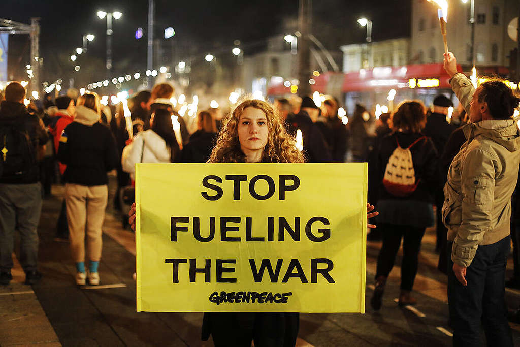 Peace Sign in Heroes’ Square, Budapest against the War in Ukraine. © Bence Jardany / Greenpeace