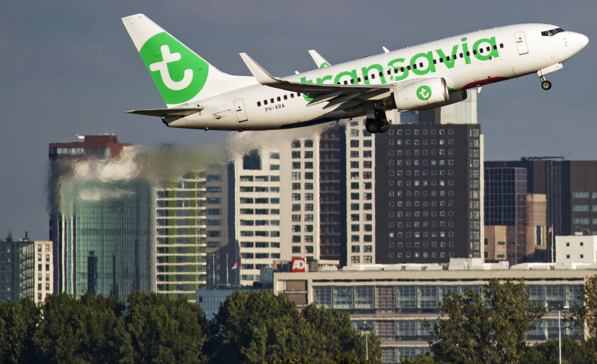 Rotterdam The Hague Airport in the Netherlands. © Marten  van Dijl / Greenpeace