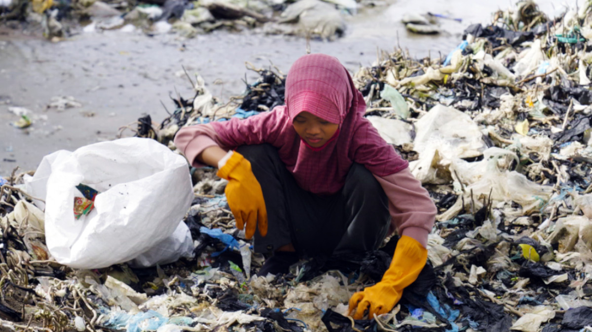 Nina, a young plastic activist from Indonesia picks up plastic trash (The Recycling Myth). © a&o buero