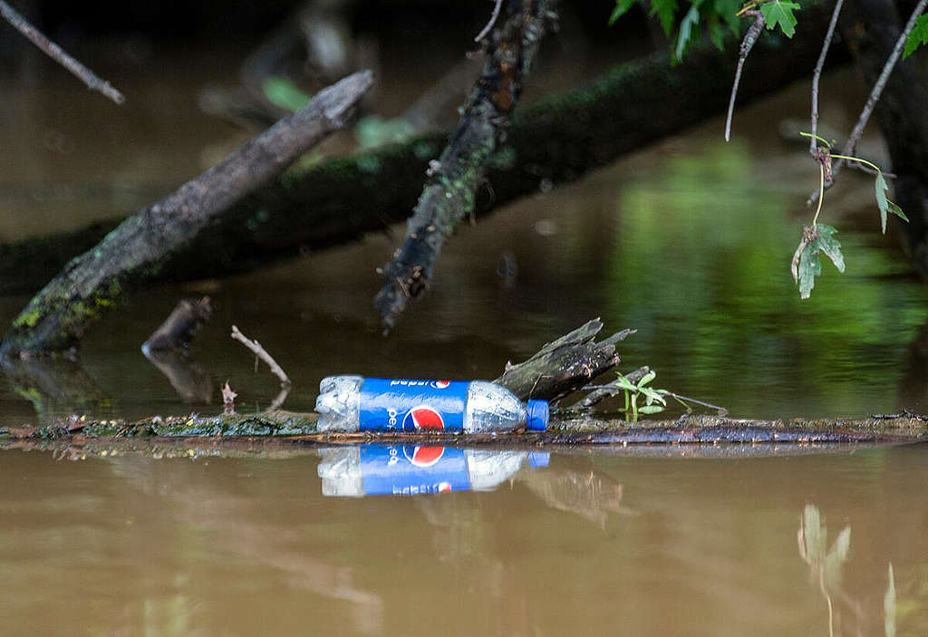 Pepsi Pollution in the Anacostia River in Maryland. © Tim Aubry / Greenpeace