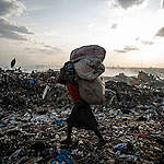 Greenpeace visits places of textile production, distribution, markets and waste disposals. Used and new clothes are sent to Kenya from Europe and China to be sold as so called "Mitumba" but often they end up as landfill and waste disposal due to the huge amount.
Here: Textile and plastic waste at Dandora dump site in Nairobi