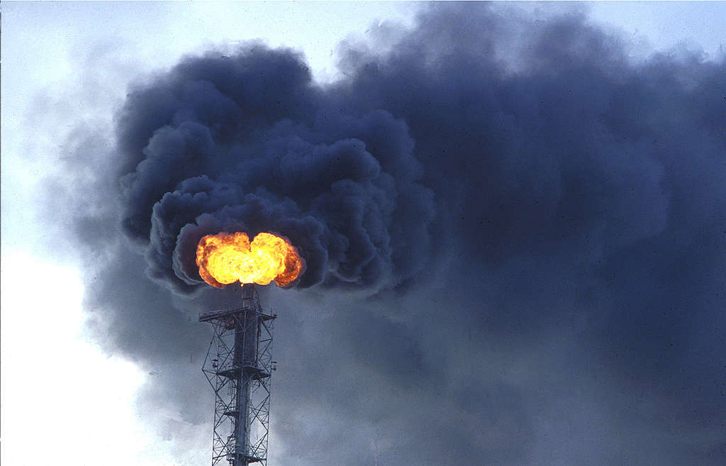 Flare stack at oil refinery in Immingham, UK © Les Gibbon / Greenpeace. © Les Gibbon / Greenpeace