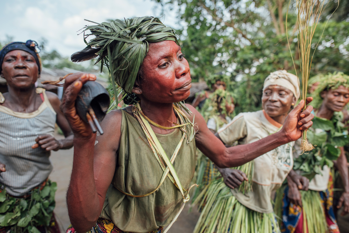 Villagers of Lokolama welcome the Expedition Team on their Arrival. © Kevin McElvaney / Greenpeace
