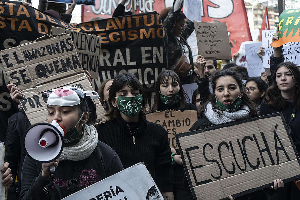 Protest in front of the Brazilian Embassy in Buenos Aires. © Pepe Mateos / Greenpeace