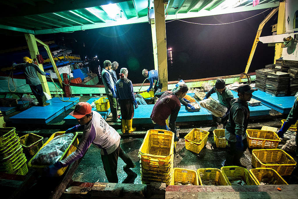 Migrant fishers in Indonesia. © Jurnasyanto Sukarno / Greenpeace