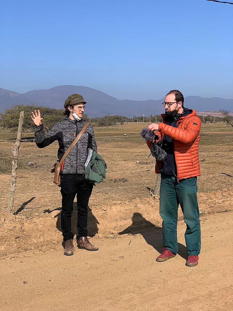 Two activists conduct local interviews in Chile. © Bruno Giambelluca / Greenpeace © Bruno Giambelluca / Greenpeace