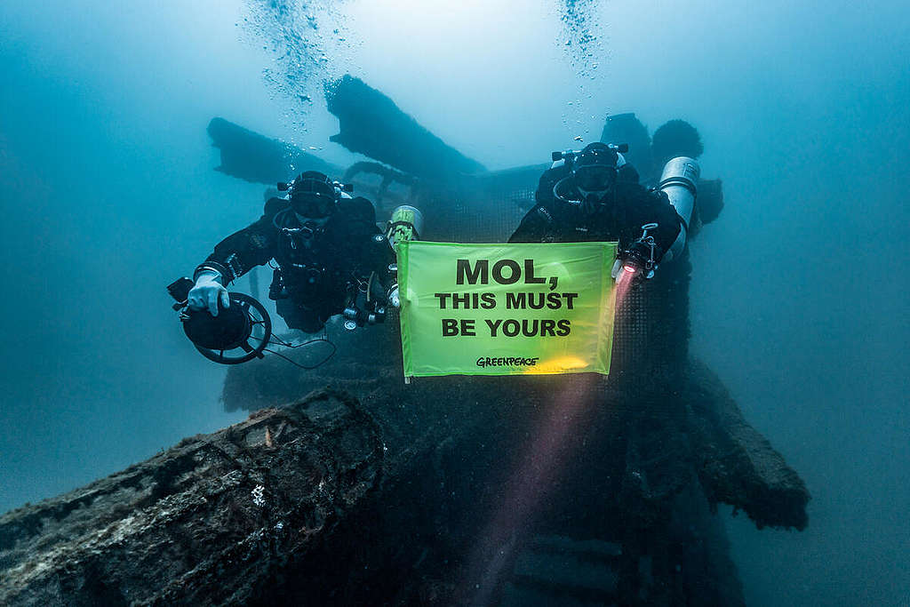 Diving Action at Sunken Gas Platform in the Adriatic Sea. © Martin Strmiska / Greenpeace