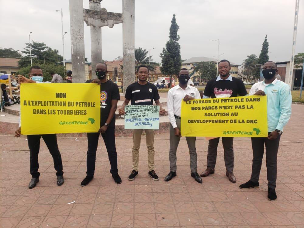 Oil blocks: petition handover © Greenpeace